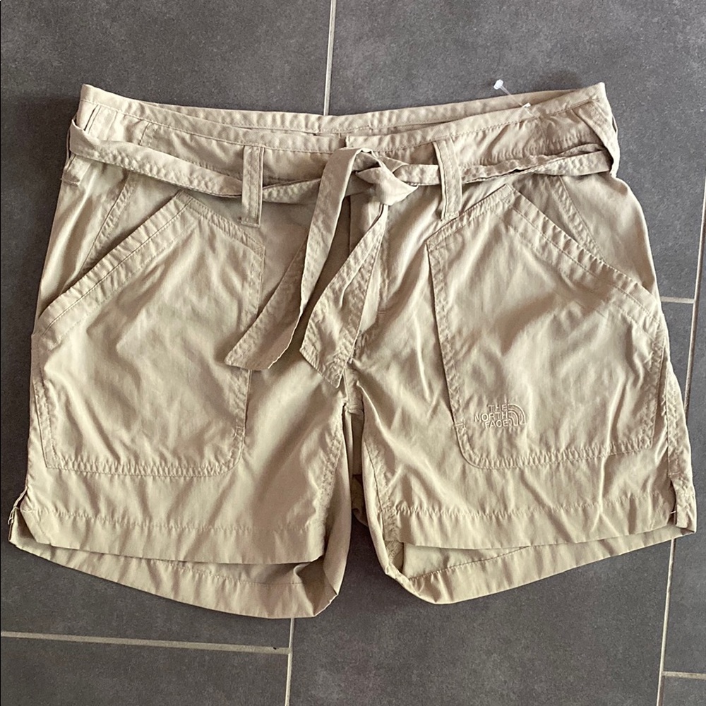 The North Face women’s size 8 khaki lightweight tie waist shorts